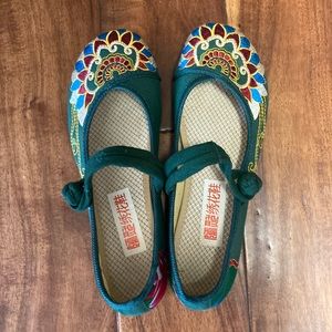 Green embroidered cloth flats YRZP New in original box size 8